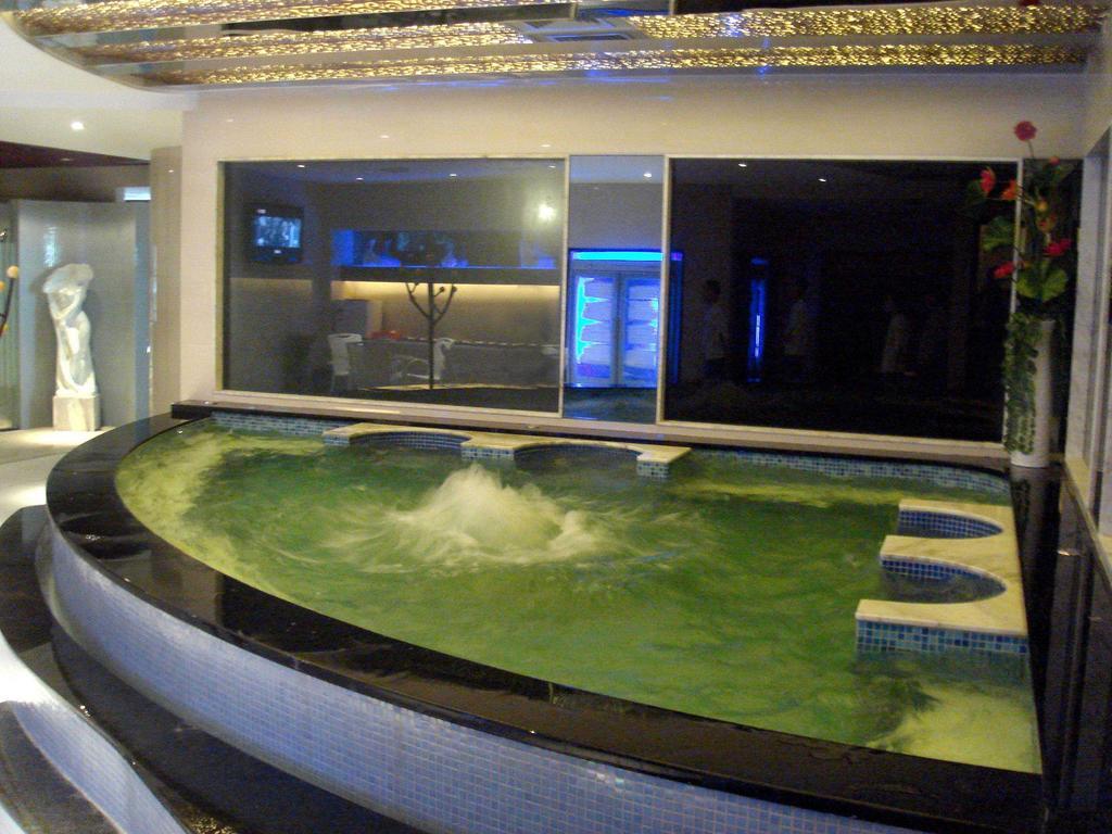 Long Zhou Grand Hotel Guangzhou Exteriör bild